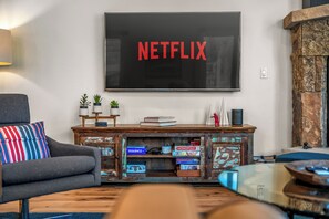 Smart TV, chimenea, estéreo y monitor de computadora 