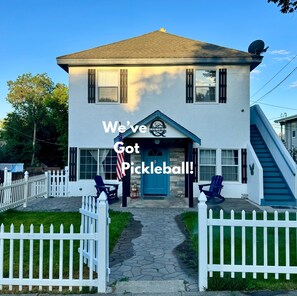 Exterior - Charming 1-bedroom upstairs apartment with fitness room and AC in Susanville (Susanville)