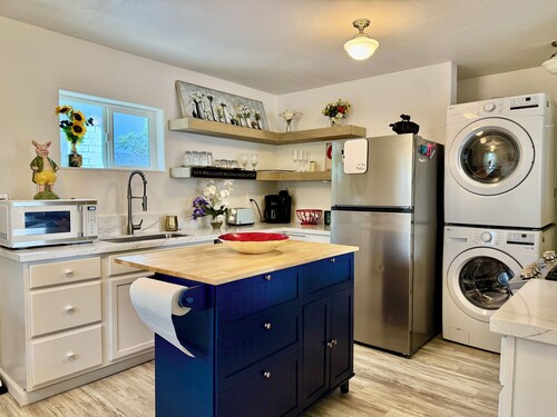 Charming 1-bedroom upstairs apartment with fitness room and AC in Susanville