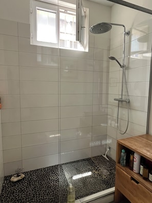 Douche, sĂšche-cheveux, serviettes fournies, savon