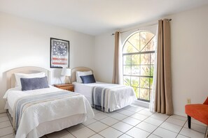 3 chambres, fer et planche à repasser, accès Internet, draps fournis