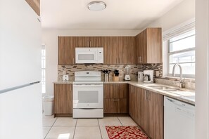 Kühlschrank, Mikrowelle, Ofen, Geschirrspüler