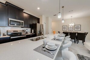 Kühlschrank, Mikrowelle, Ofen, Geschirrspüler