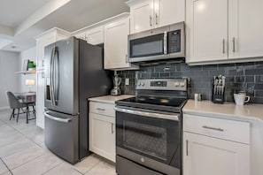 Kühlschrank, Mikrowelle, Ofen, Geschirrspüler