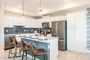 Een koelkast, een microgolfoven, een oven, een vaatwasser