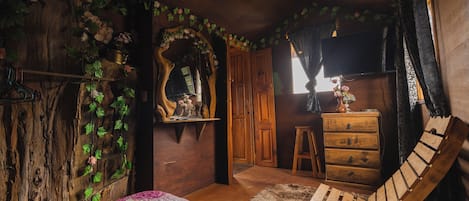 Panoramic Tree House, Mountain View | Down comforters, bed sheets