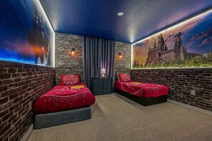 4 bedrooms, iron/ironing board, internet, bed sheets