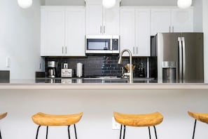 Kühlschrank, Ofen, Geschirrspüler, Wasserkocher mit Kaffee-/Teezubehör