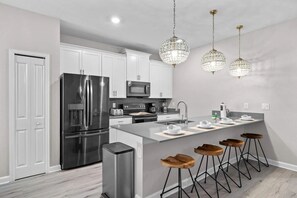 Réfrigérateur, micro-ondes, four, lave-vaisselle