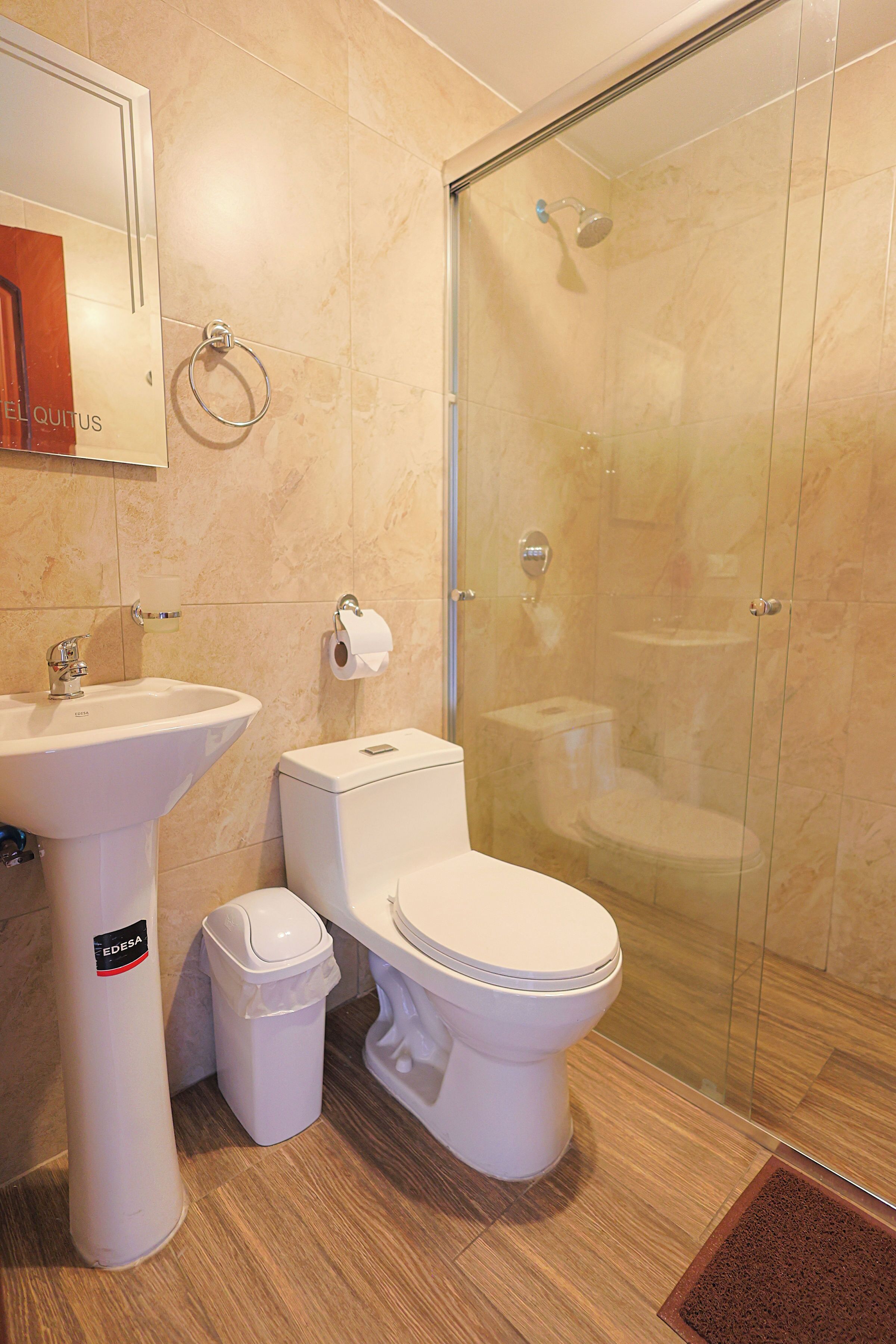 Deluxe-Doppelzimmer, Stadtblick | Badezimmer | Dusche, Handtücher, Seife, Shampoo