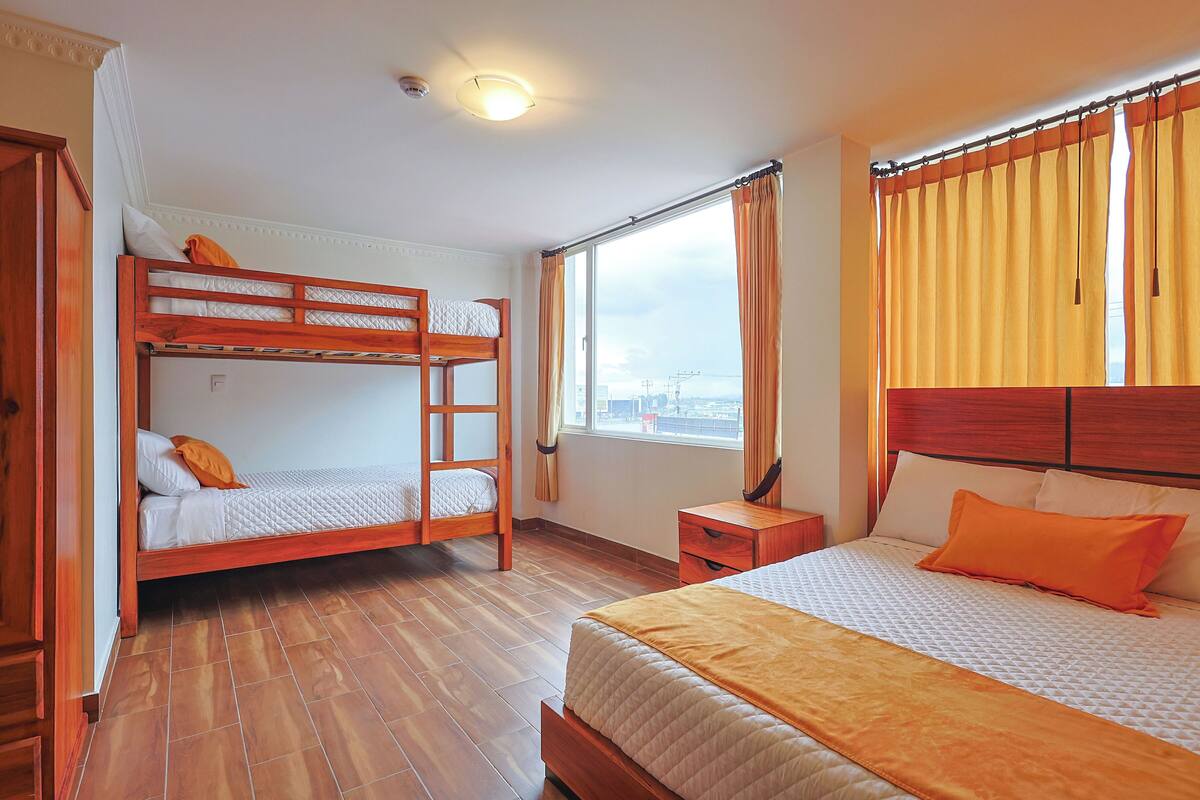 Quarto triplo conforto, serviço de arrumação, vista para a cidade | Wi-Fi de cortesia