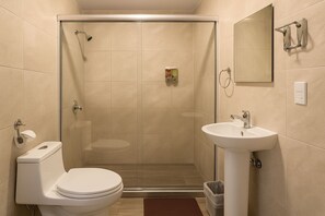 Deluxe-herbergi með tvíbreiðu rúmi - borgarsýn | Baðherbergi | Sturta, handklæði, sápa, sjampó
