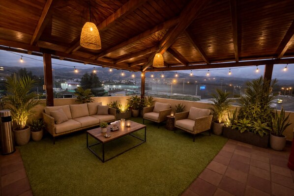 Habitación Confort, Servicio de limpieza, vistas a la ciudad | Terraza o patio