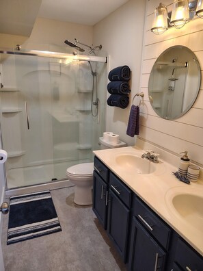 Dusche, Handtücher, Seife, Toilettenpapier