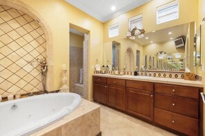 Shower, jetted bath, hair dryer, towels - Elegant Spanish Villa, Waterfront, Monthly Stay (Rancho Mirage)