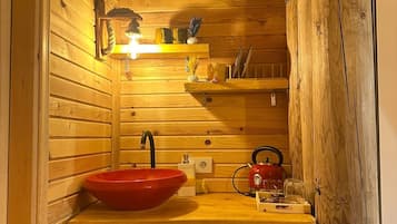 Suite Confort, balcón, vistas a la montaña | Baño | Artículos de higiene personal gratuitos, secador de pelo y toallas