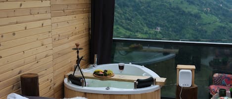 Suite Comfort, balkon, pemandangan gunung | Kamar mandi | Perlengkapan mandi gratis, pengering rambut, handuk, dan sabun