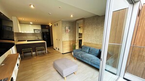 A modern apartment with a kitchen, dining area, and living room. - Coastal Blvd Apartment -Barranco (Lima)