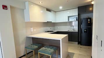 Fridge, microwave, oven, stovetop