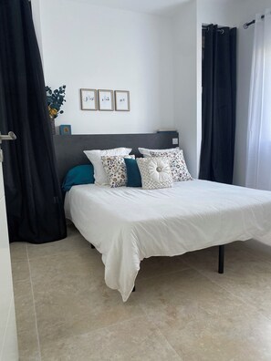 3 quartos, ferros/tábuas de passar roupa, berço de viagem