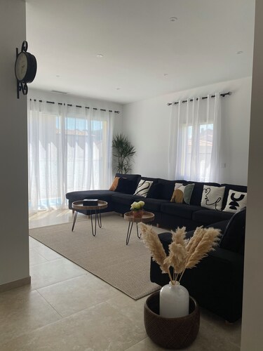 Villa 8 personnes 2 bébés clim piscine et parking gratuit.
