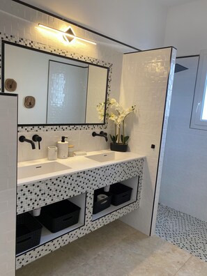 Shower, towels, soap, toilet paper - Villa 8 people 2 babies clim swimming pool and free parking. (Piolenc)