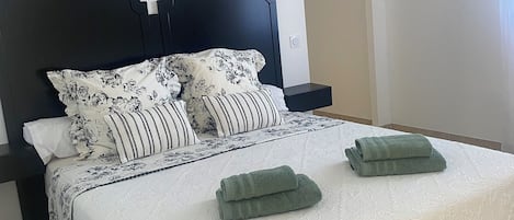 3 chambres, fer et planche à repasser, lit parapluie, Wi-Fi gratuit