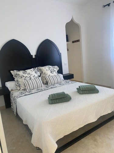 Villa 8 personnes 2 bébés clim piscine et parking gratuit.