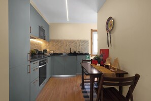 Fridge, microwave, oven, stovetop - Vintage Copio Apartment by MP (Vila Nova de Gaia)