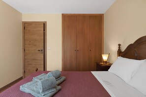 3 bedrooms, iron/ironing board, internet, bed sheets