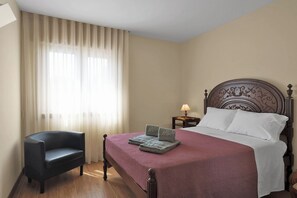 3 makuuhuonetta, silitysrauta/-lauta, internet, vuodevaatteet