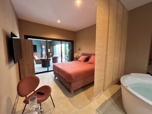 3 bedrooms, free WiFi, bed sheets - Chambre d’hôtes La maison coloniale (Torreilles)