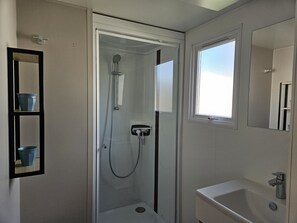 Douche, serviettes fournies, papier toilette