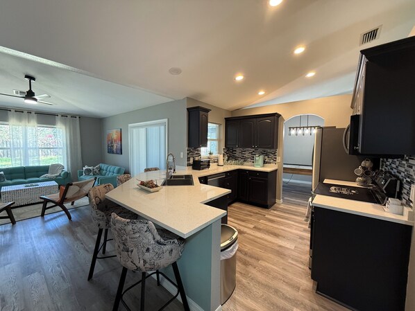 Micro-ondes, four, plaque de cuisson, lave-vaisselle