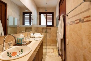 Een douche, handdoeken, zeep, toiletpapier