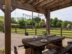 Outdoor dining - Buckleigh Lodge (Newton Abbot)