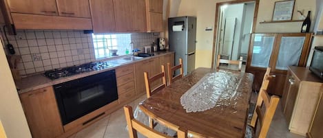 Een magnetron, een oven, een kookplaat, een vaatwasser