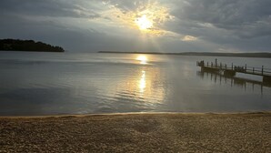 A calm lake with a pier extending into the water, surrounded by a cloudy sky. - Annex for rent – ​​Near Mallboden and Lokverkstaden in beautiful Motala |SE10023 (Motala)