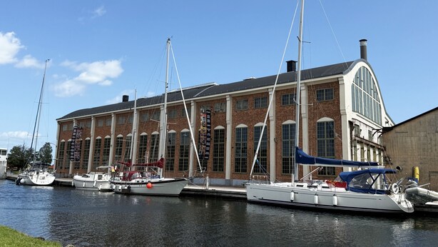 A building with large windows and a dock with boats. - Annex for rent – ​​Near Mallboden and Lokverkstaden in beautiful Motala |SE10023 (Motala)