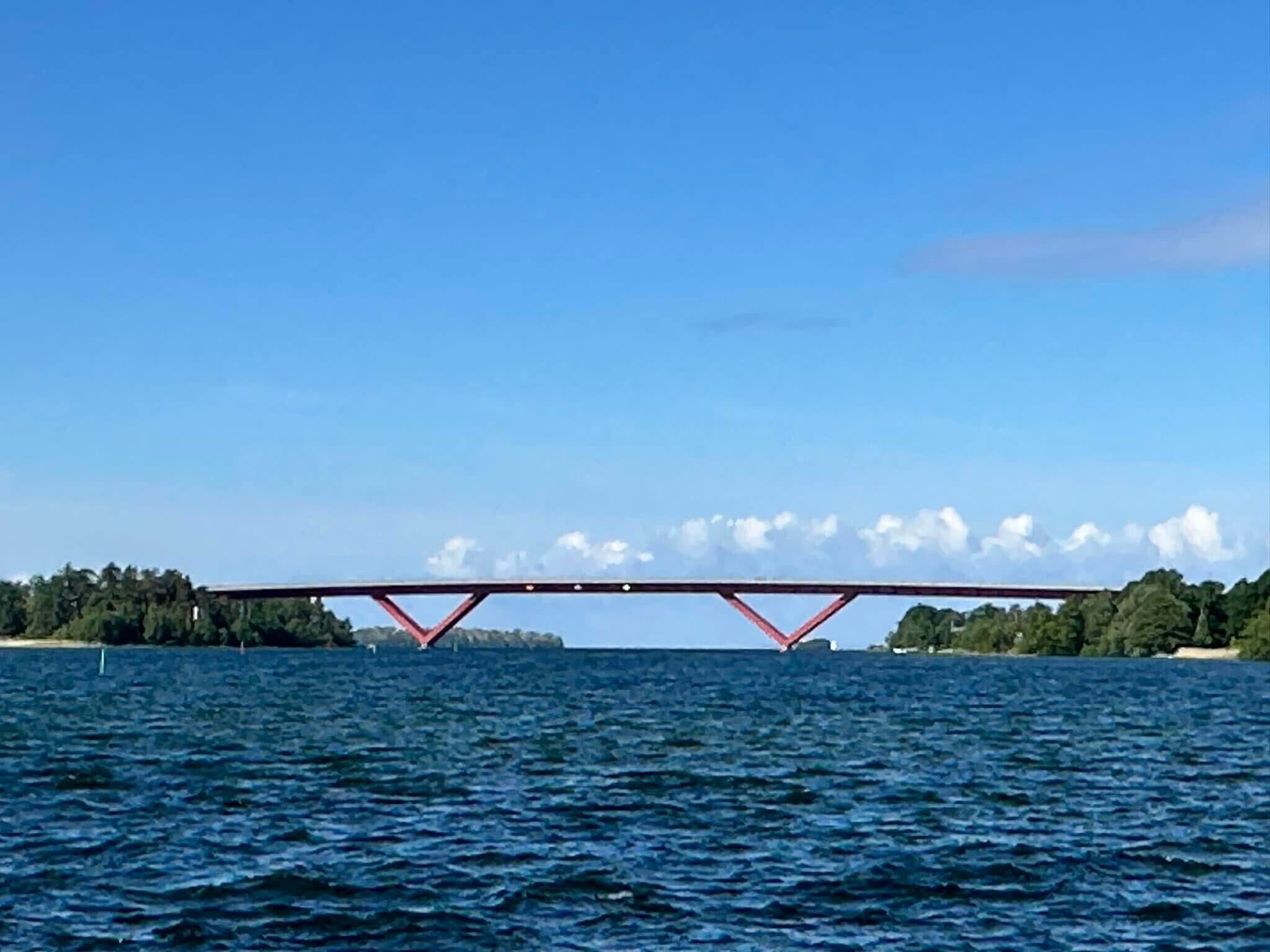 Eine Brücke über Wasser unter einem klaren Himmel.