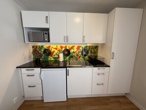 Refrigerador, microondas, placa de cocina, cafetera/tetera