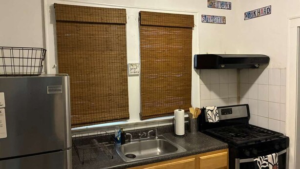 A kitchen with a refrigerator, stove, sink, and window blinds. - Two bedroom  in United States of America, Jersey City (Jersey City)