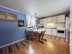 Fridge, oven, coffee/tea maker, electric kettle - Secluded Cabin in Beautiful Wilderness, Skillingsfors | SE18032 (Skillingsfors)