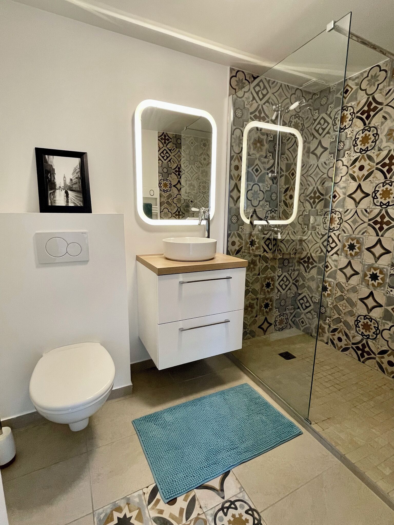 シャワー、タオル、石鹸、トイレットペーパー