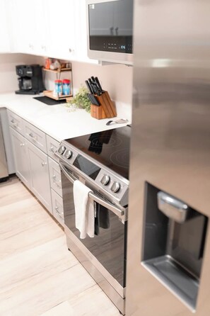 Fridge, microwave, oven, stovetop - Clean + convenient in dntown LEX (Lexington)