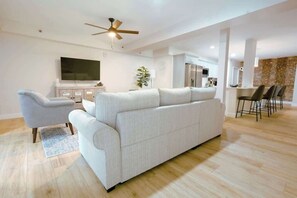 Fernseher, Videospiele, Bücher, Arbeitsbereiche