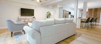 Best Downtown Lexington location! + free parking
