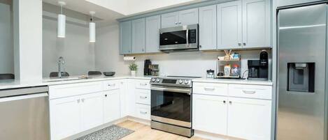 Køleskab, mikrobølgeovn, ovn, kogeplade