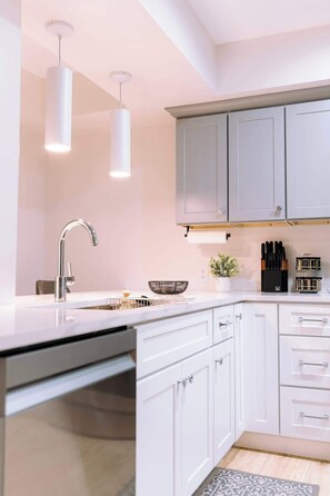 Réfrigérateur, four à micro-ondes, un four, surface de cuisson