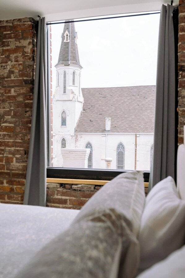 2 bedrooms, iron/ironing board, travel crib, WiFi - NEW in Downtown + free parking (Lexington)